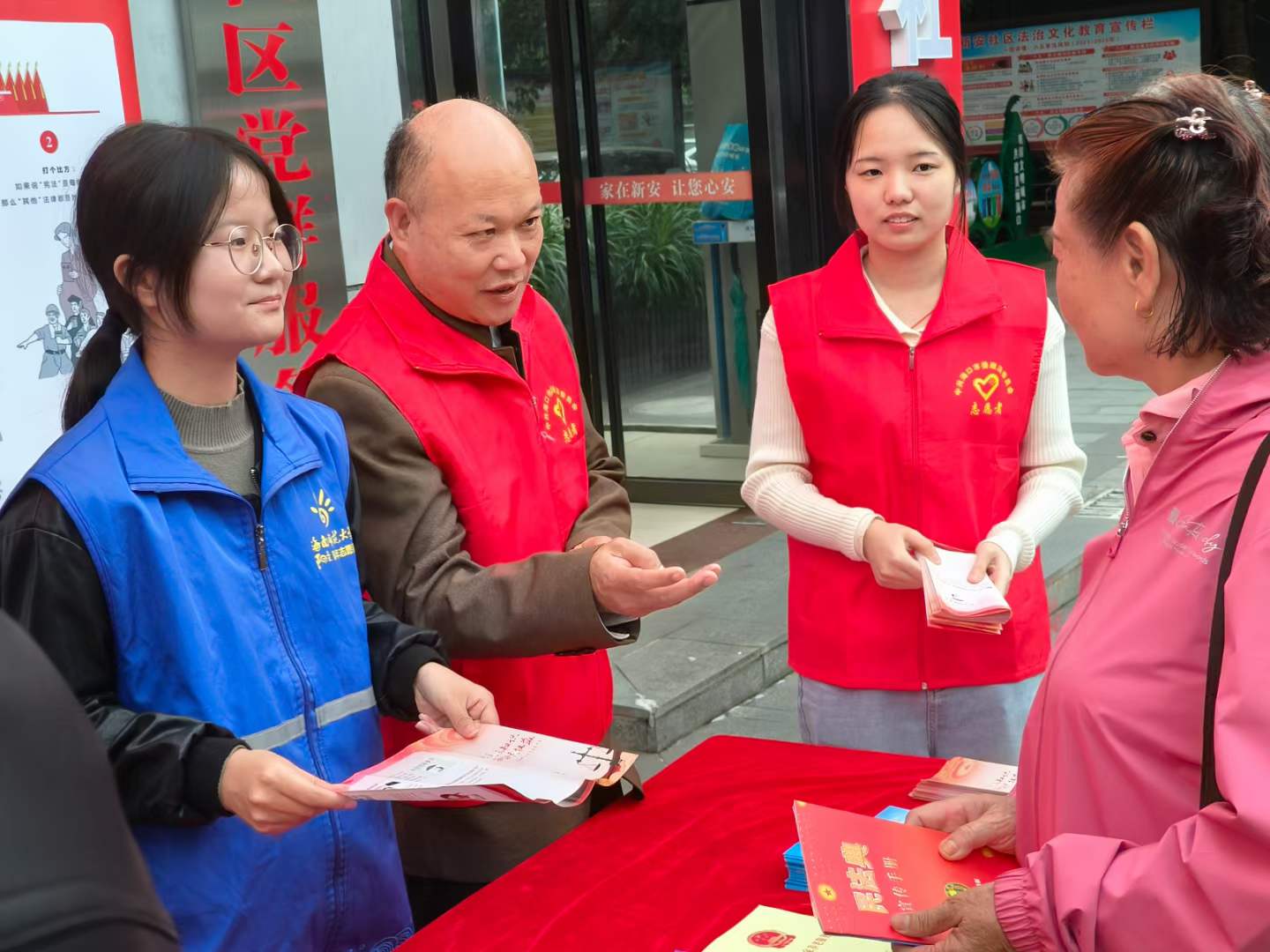 法学院开展2023年青年普法志愿者法治文化基层行暨“12˙4”国家宪法日普法宣传活动