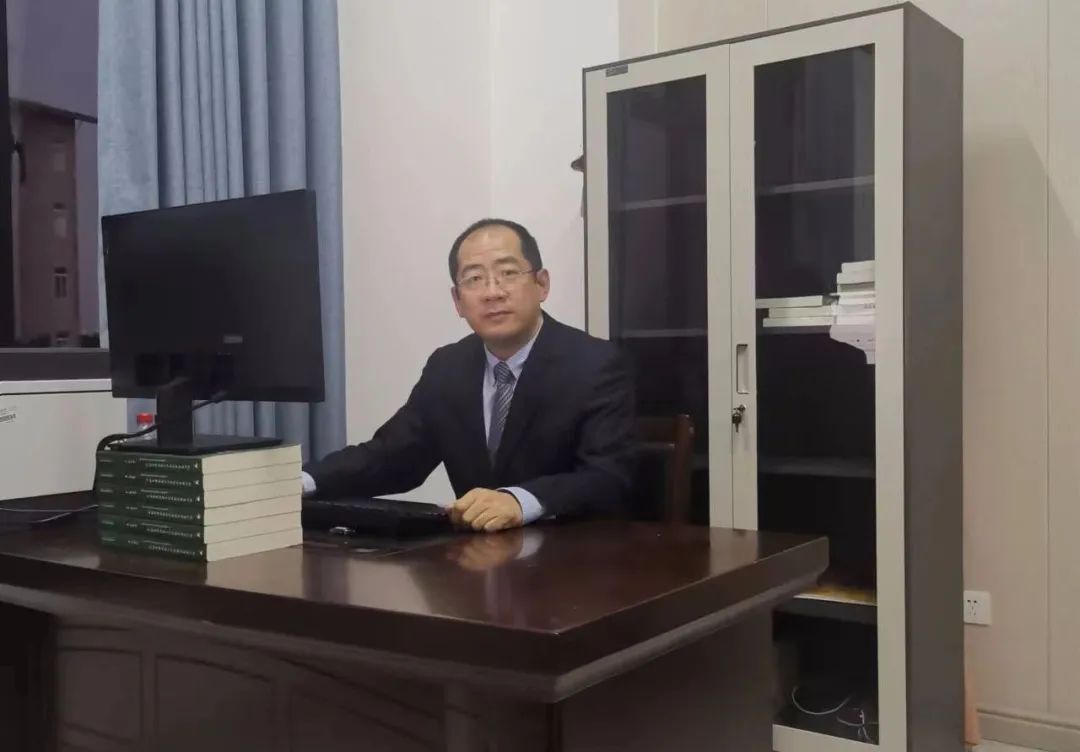 师者|郝大江:琼岛教坛耕耘 大江澎湃奔流