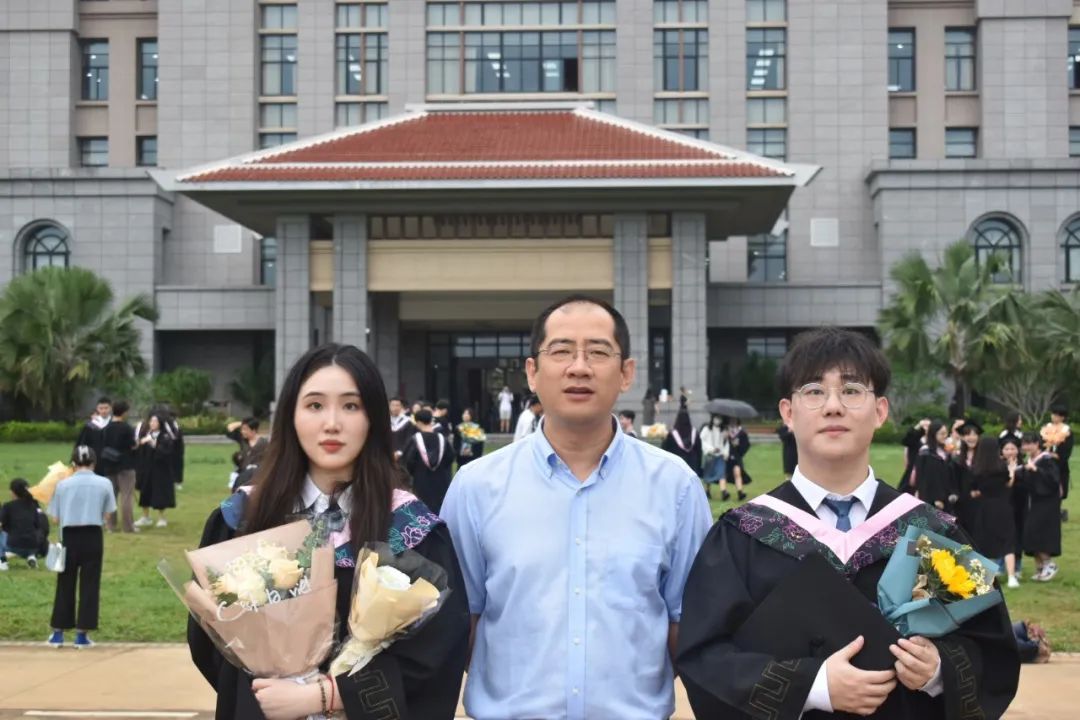 师者|郝大江:琼岛教坛耕耘 大江澎湃奔流