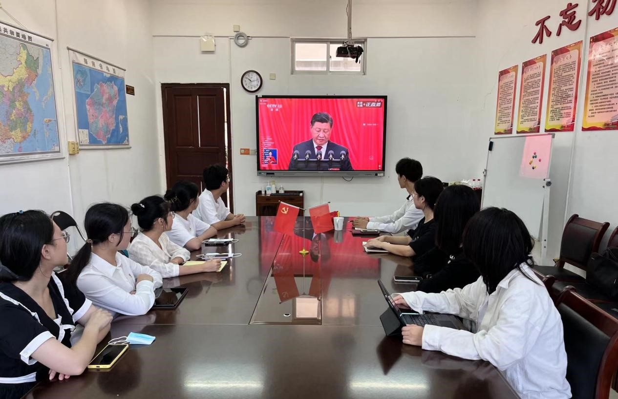 信息学院组织收看党的二十大开幕会