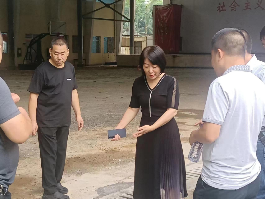 校领导调研龙昆南校区路面改造和黄华康体育馆改造工作
