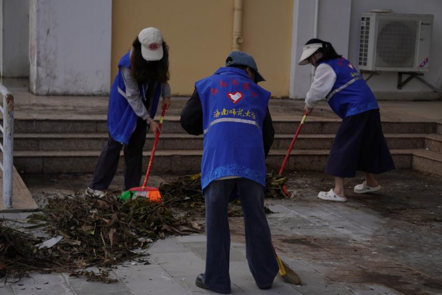 法学院开展“清理校园--扶树清扫”专项活动