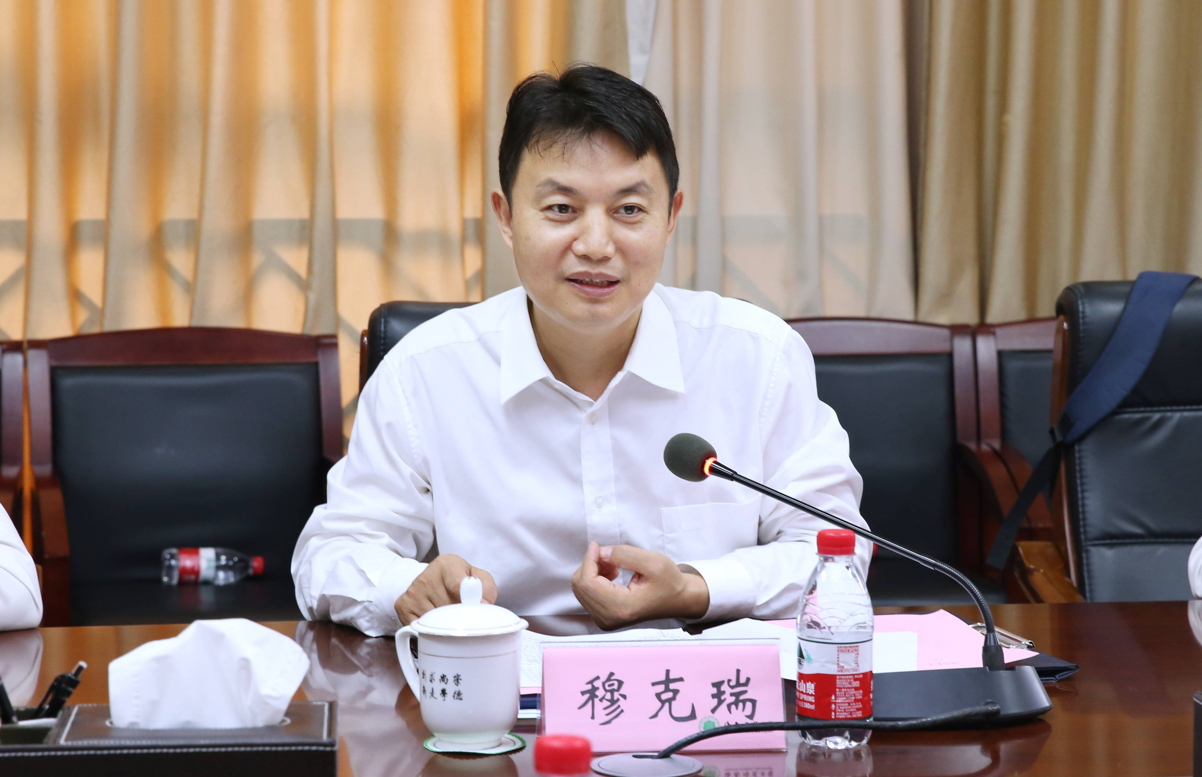 保亭县副县长冯亚与我校党委委员、副校长陈险峰代表双方签订协议