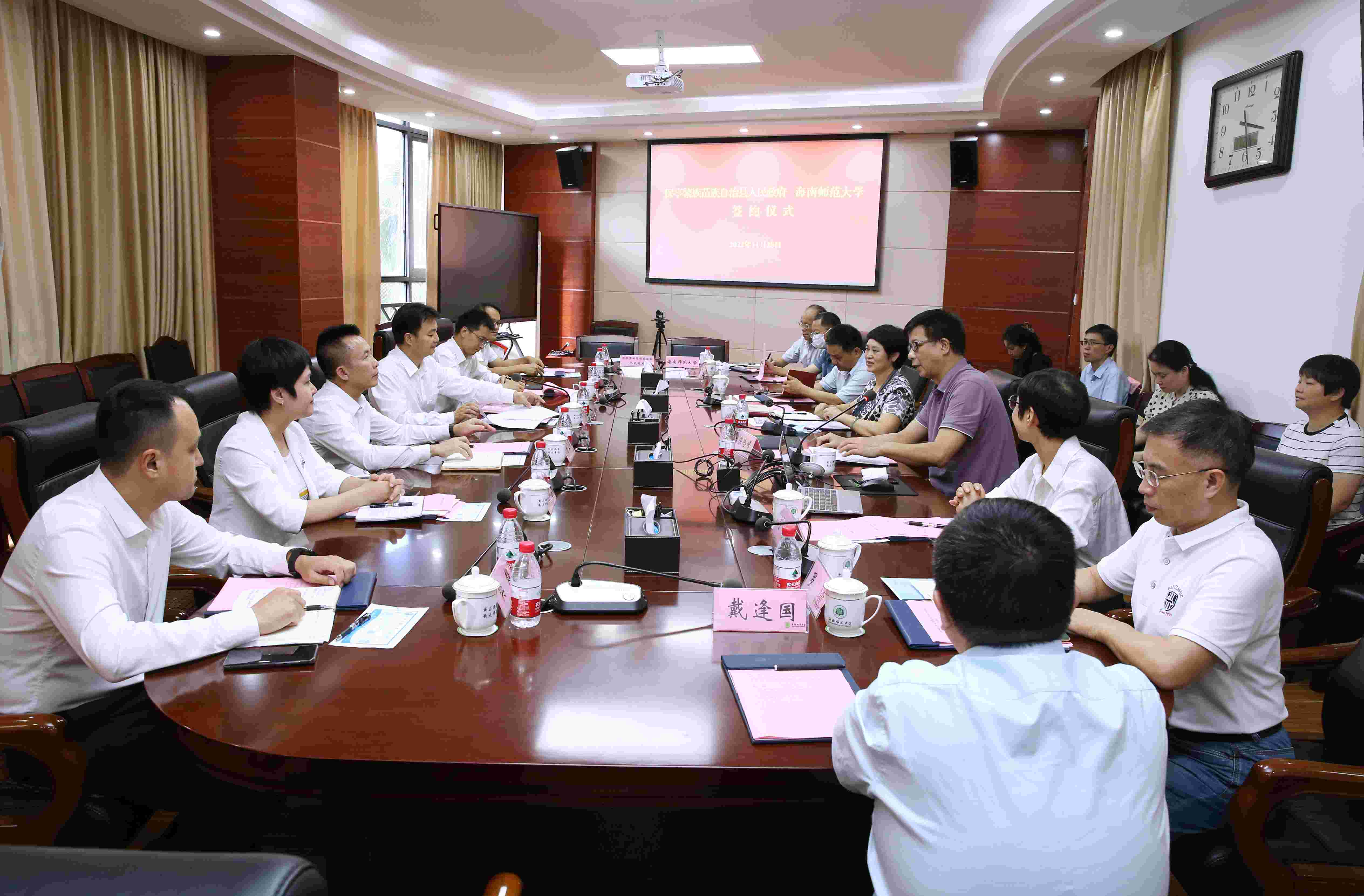 保亭县副县长冯亚与我校党委委员、副校长陈险峰代表双方签订协议