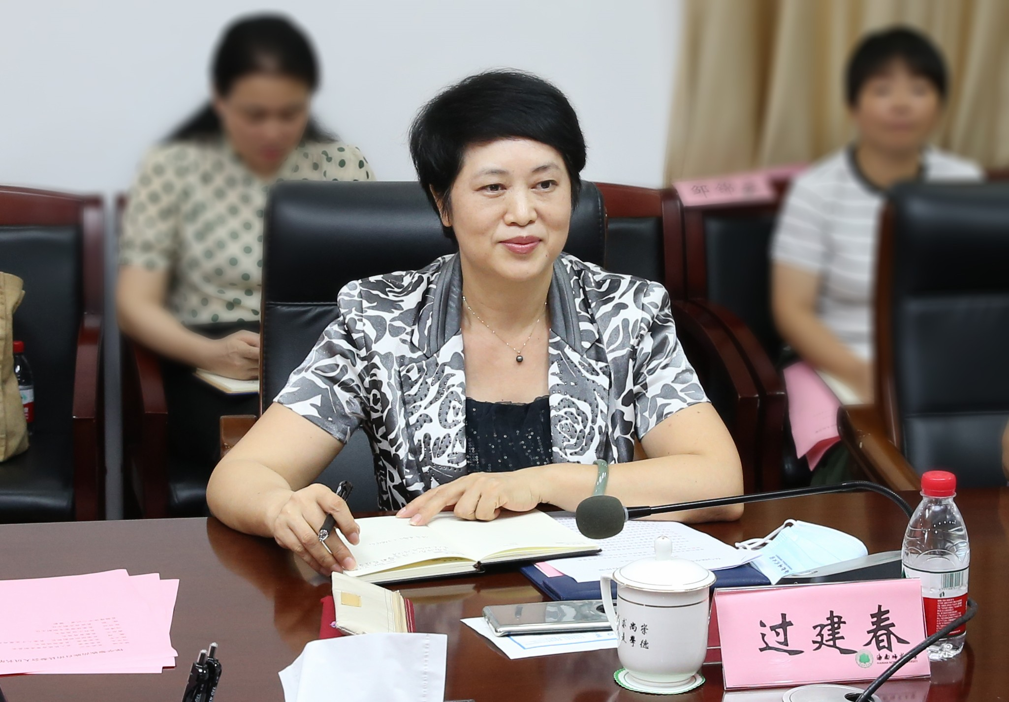 保亭县副县长冯亚与我校党委委员、副校长陈险峰代表双方签订协议