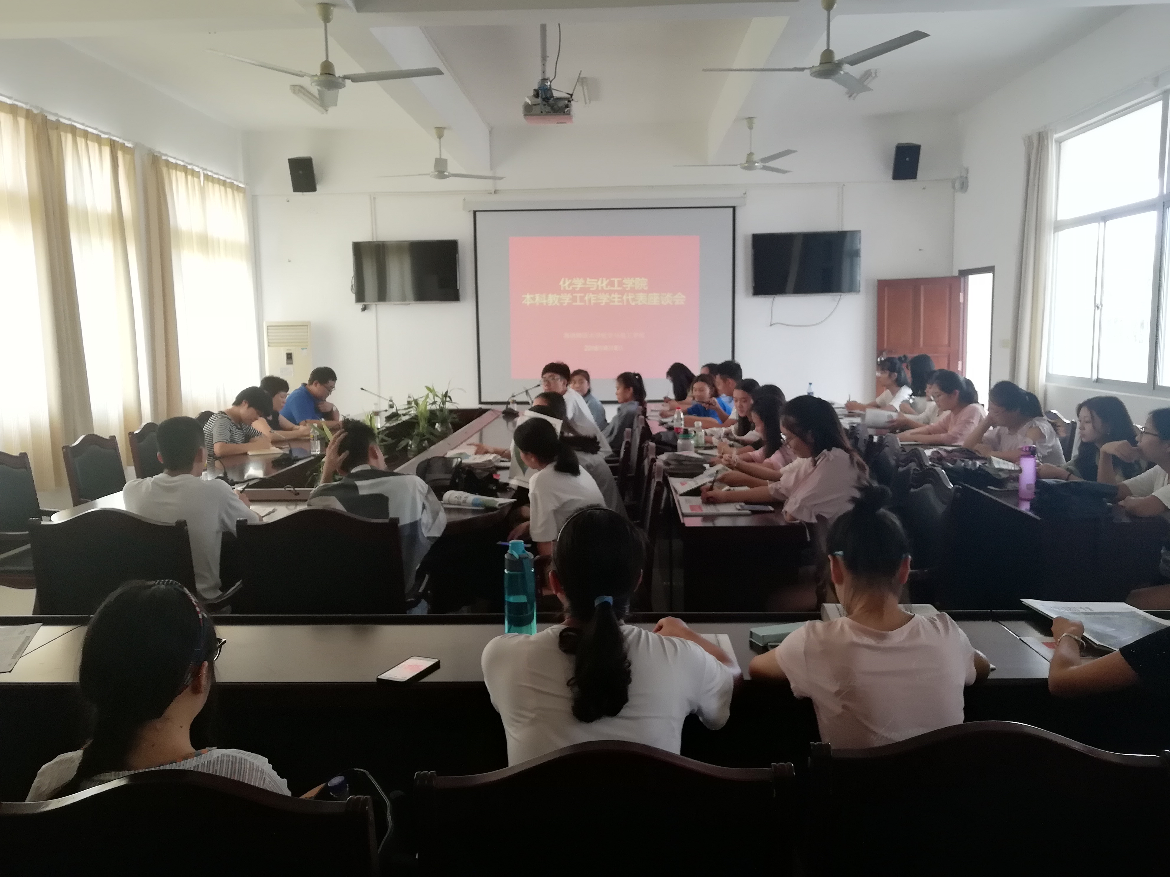 【转作风 改环境】学院召开本科教学工作学生座谈会