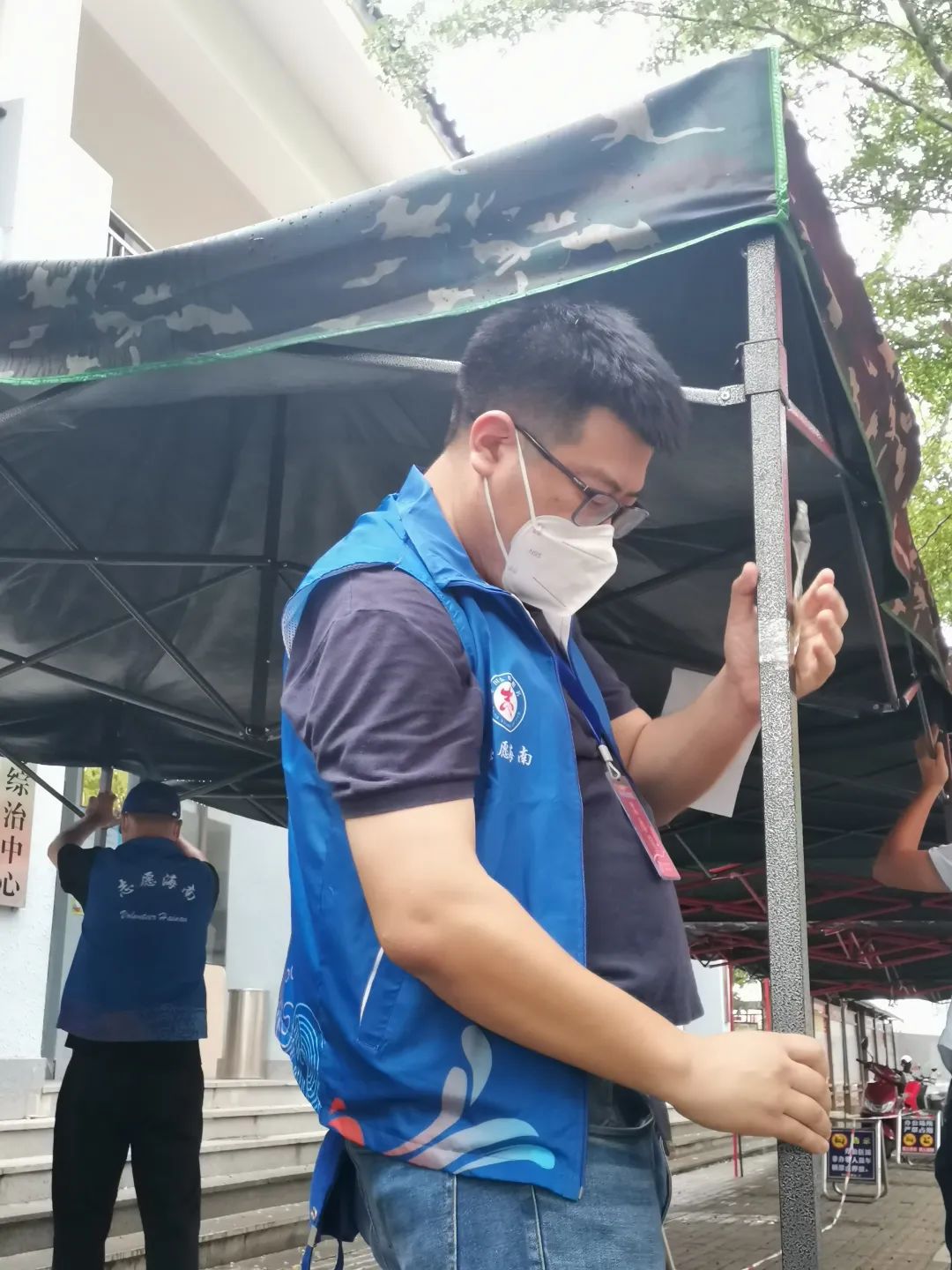 新任父亲不忘党员使命