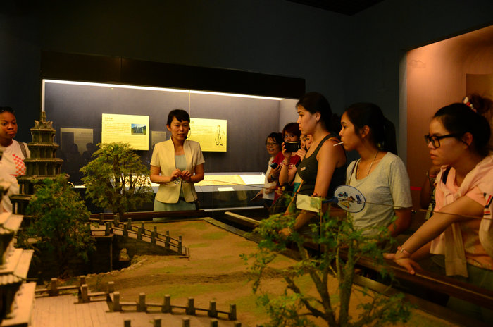 1432545874739949.jpg 留学生认真听博物馆讲解员讲解.JPG