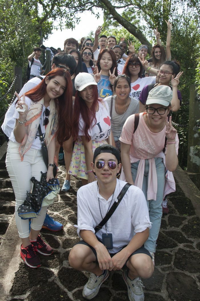 1432545856793970.jpg 留学生攀爬火山口公园制高点.jpg