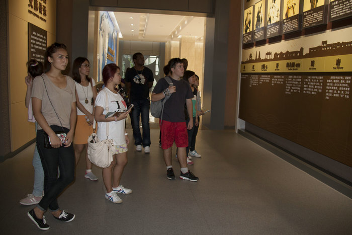 1432545836336569.jpg 留学生观看海南发展历史重大节点.jpg