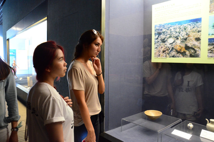 1432545790701366.jpg 孔院奖学金学生听取海南陶器文化讲解.jpg