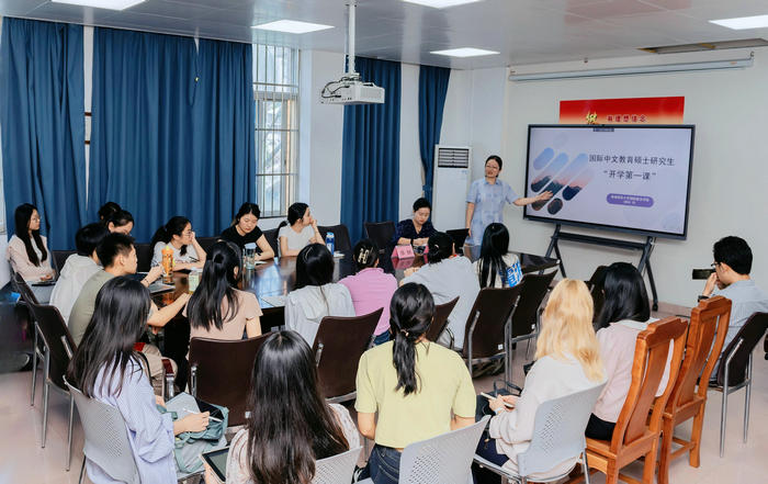 1729850530823000.jpg 张恒副院长主讲研究生“开学第一课”.jpg