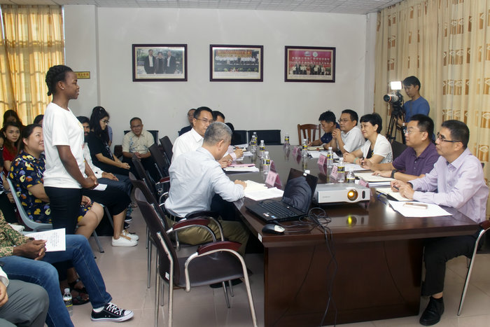 1509412008779501.jpg 李红梅书记与国际学生亲切交谈.jpg