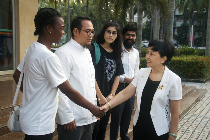 1509412038620536.jpg 李红梅书记与国际学生握手.jpg