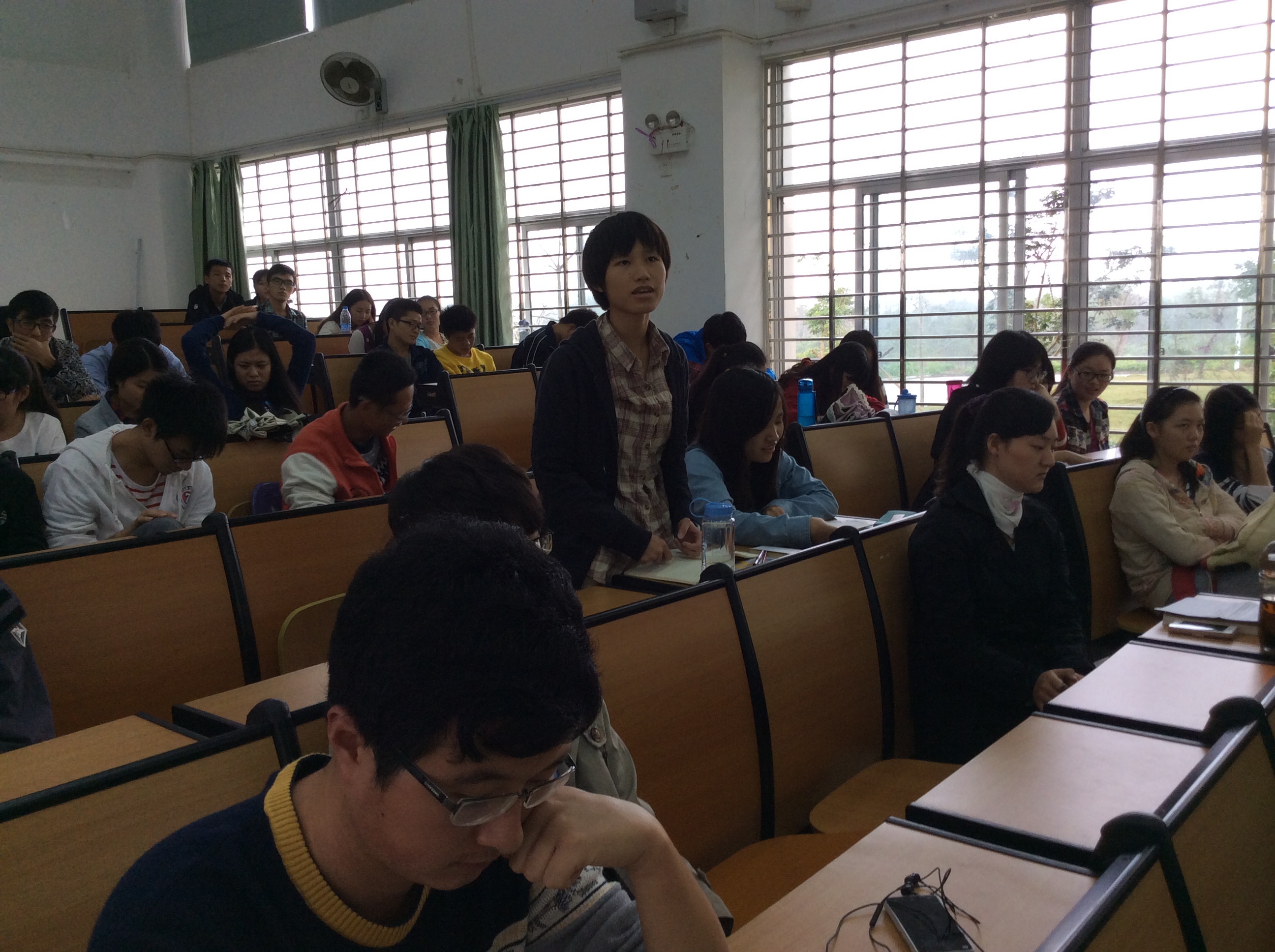 海口市公安局刑警支队副队长兼刑科所所长为政法师生进行讲座