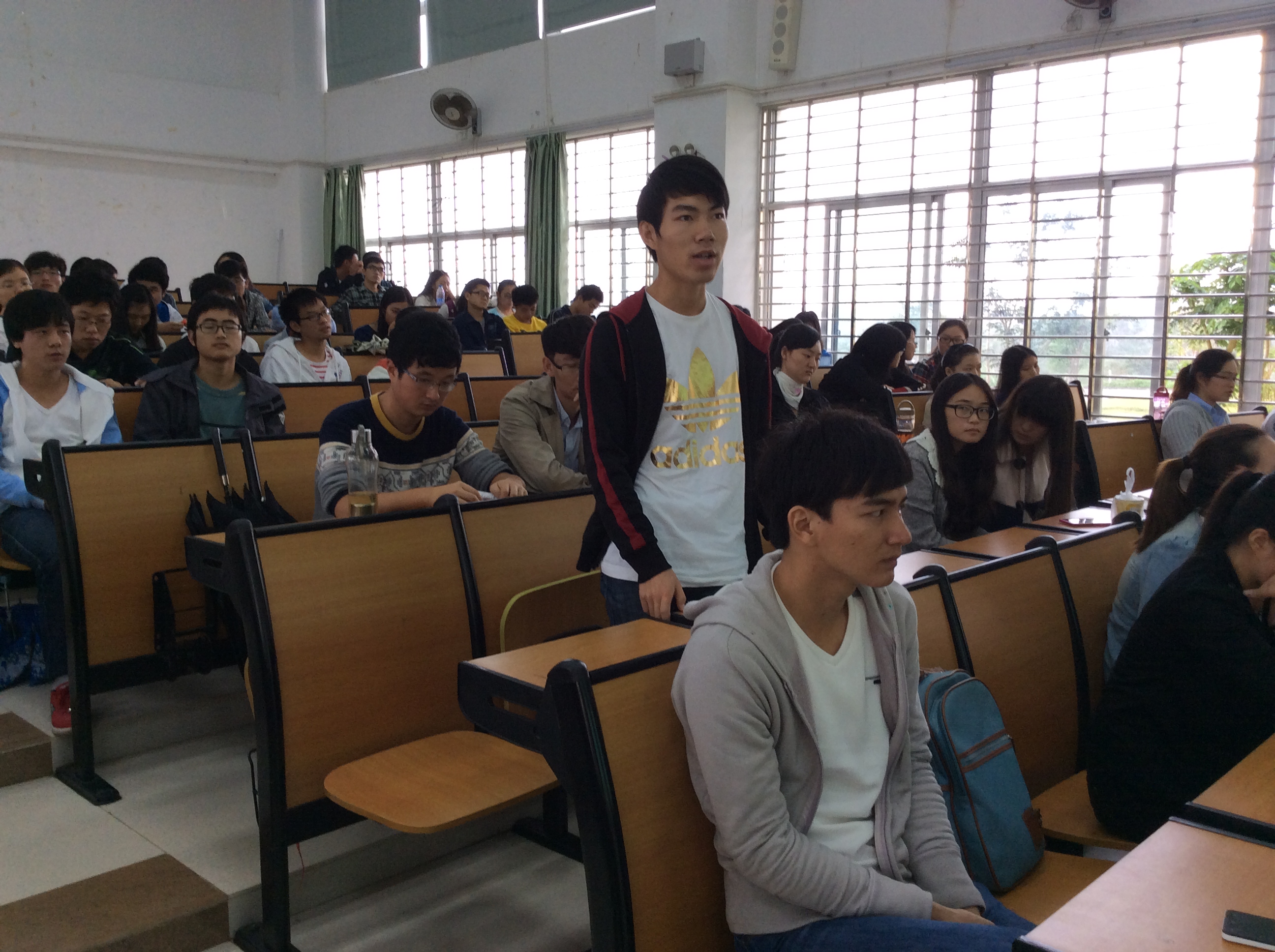 海口市公安局刑警支队副队长兼刑科所所长为政法师生进行讲座