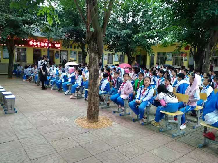 法学院青协志愿者到南江小学开展文艺演出活动