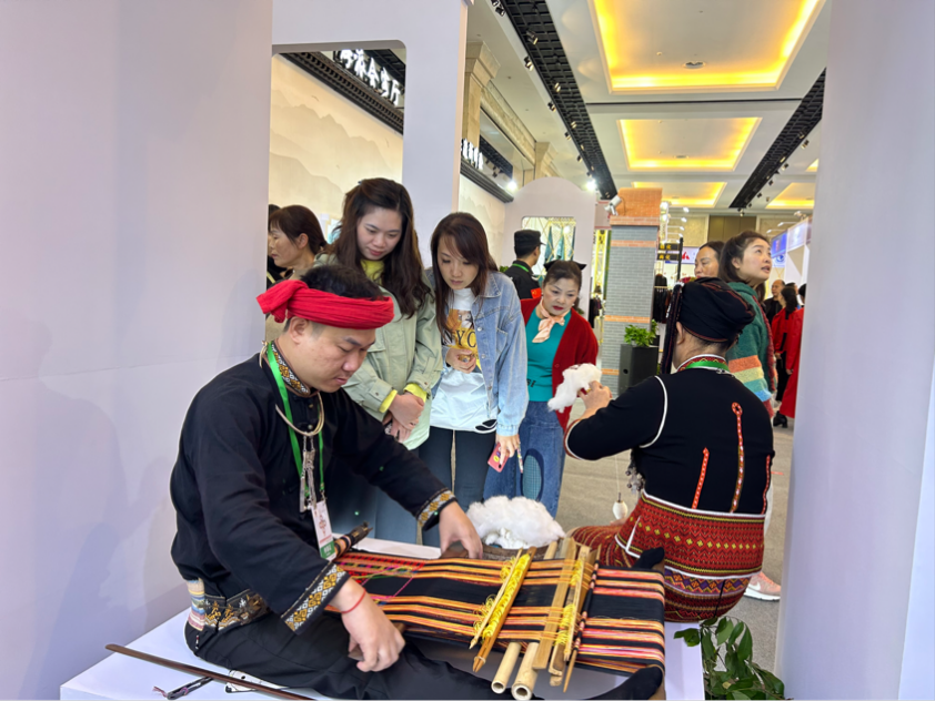 美术学院主持完成第八届中国成都国际非物质文化遗产...