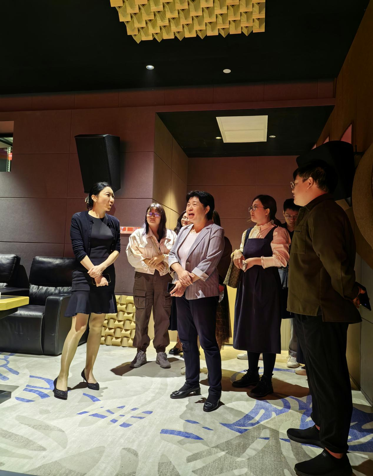 我校党委书记许玫一行走访上海校友分会