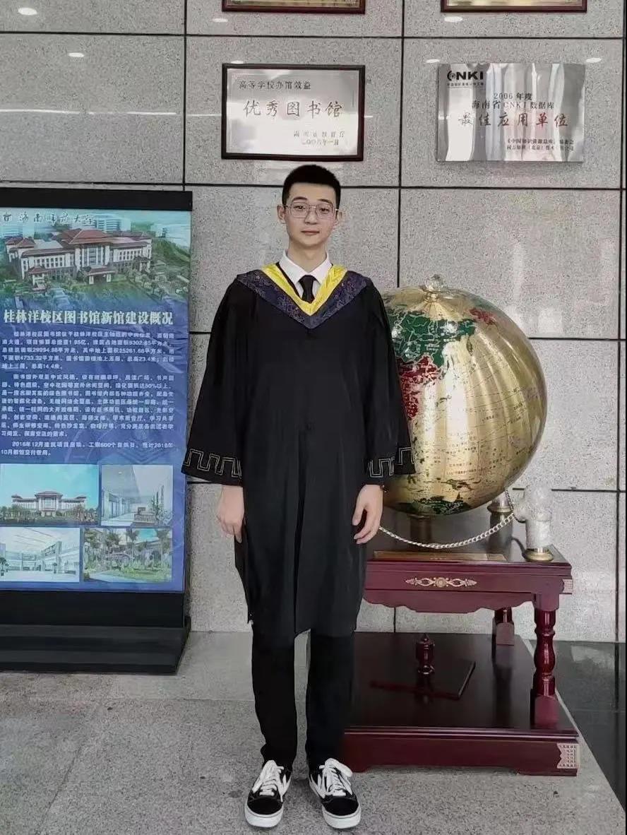 喜欢篮球，健身，会制果酒，研究菜谱，直博中科院的海师小哥哥