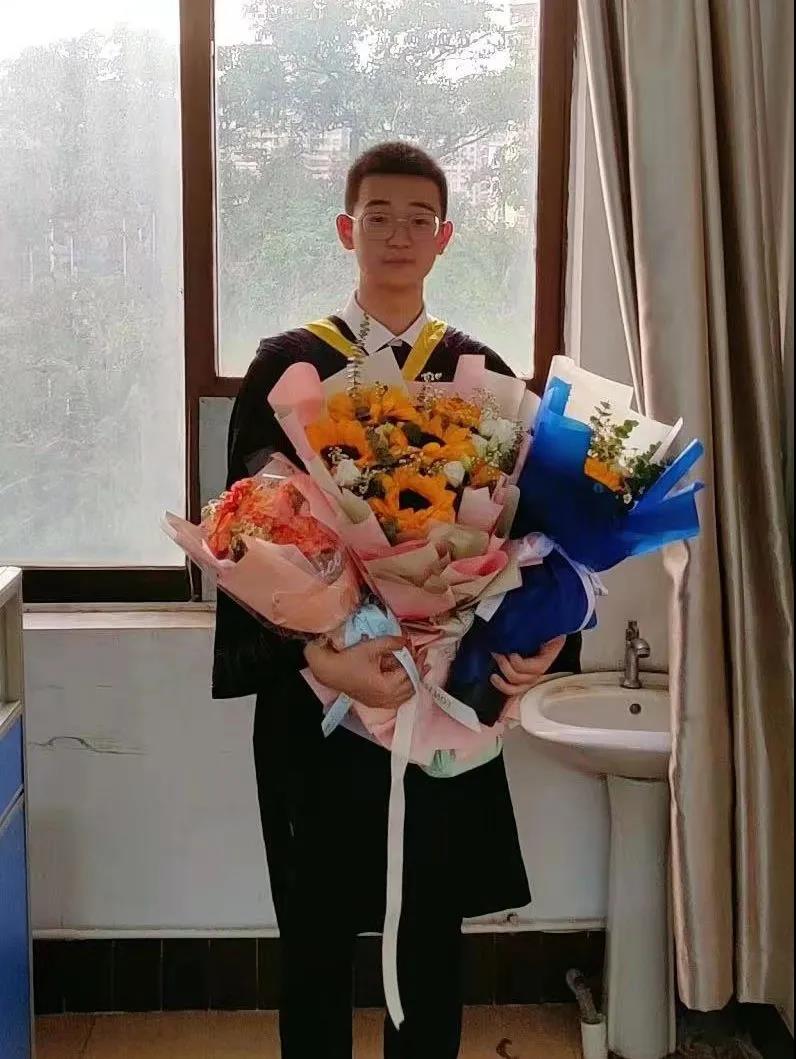 喜欢篮球，健身，会制果酒，研究菜谱，直博中科院的海师小哥哥