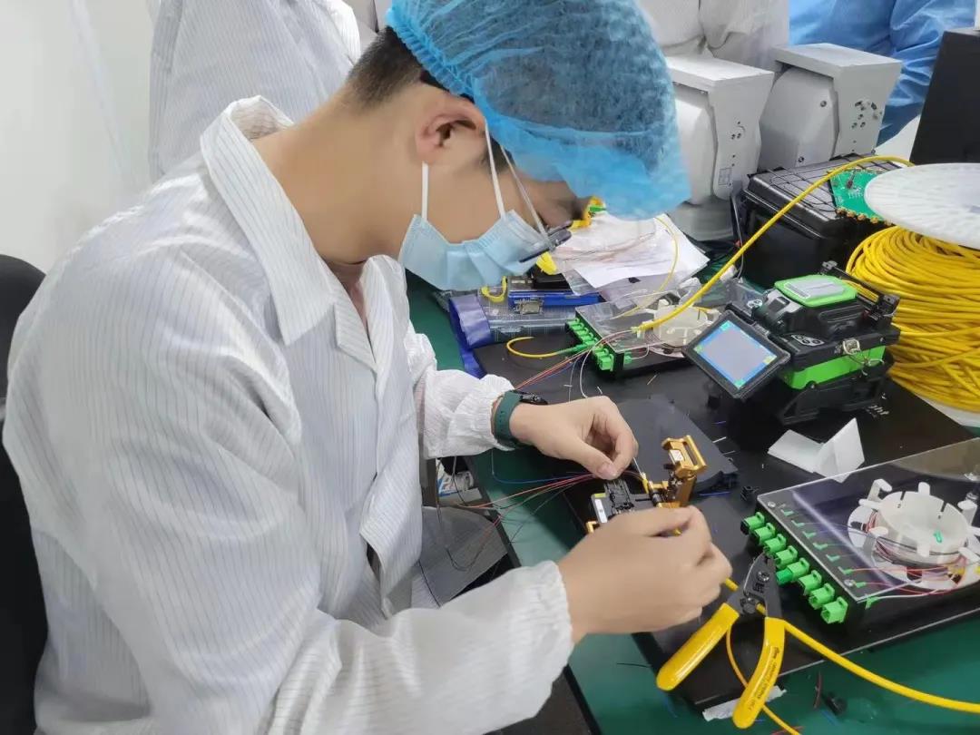 喜欢篮球，健身，会制果酒，研究菜谱，直博中科院的海师小哥哥