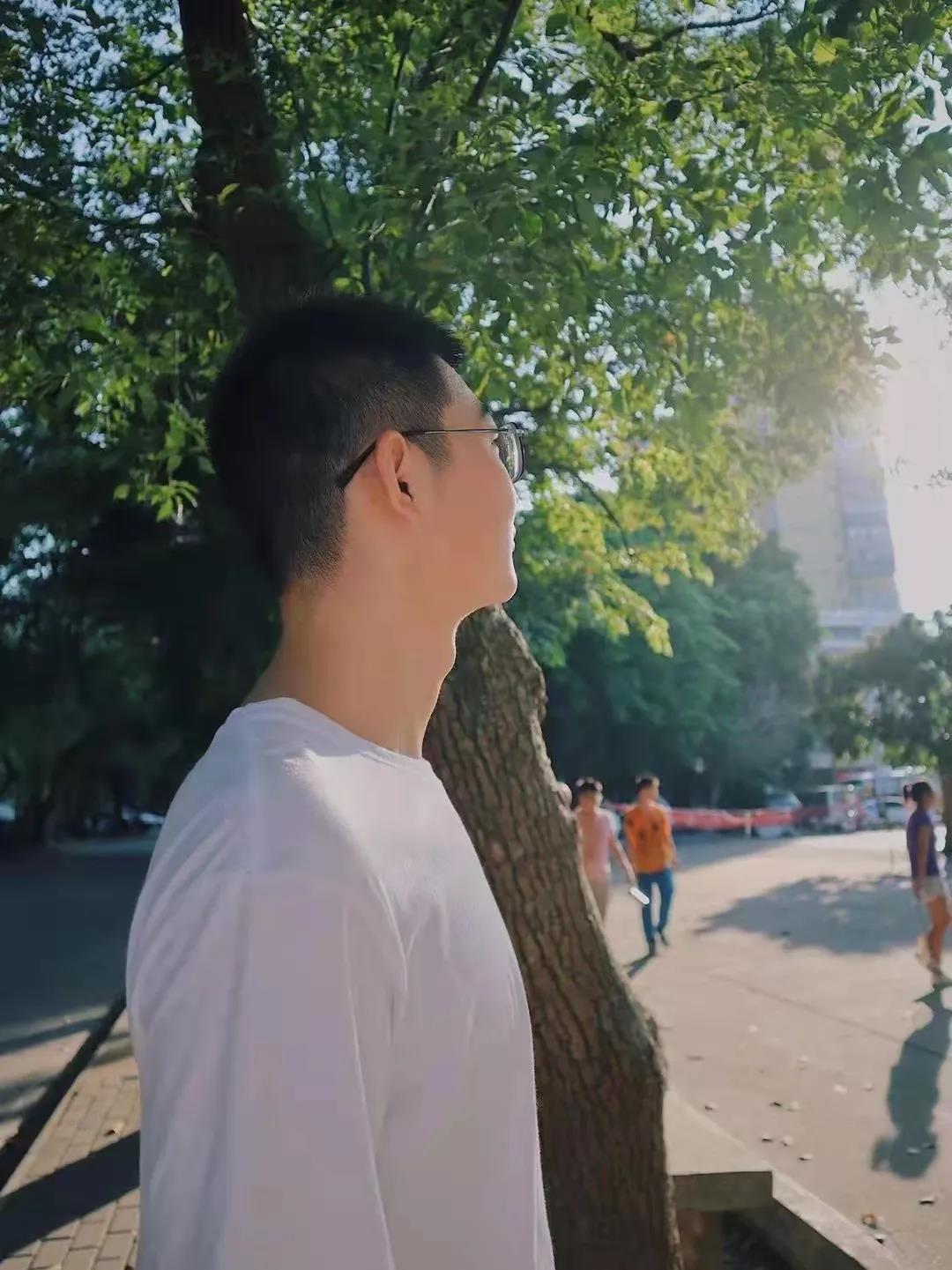 喜欢篮球，健身，会制果酒，研究菜谱，直博中科院的海师小哥哥