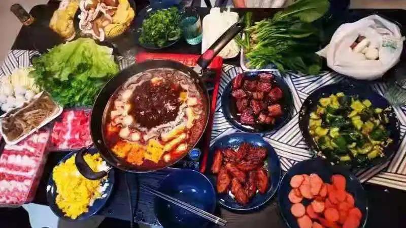 喜欢篮球，健身，会制果酒，研究菜谱，直博中科院的海师小哥哥