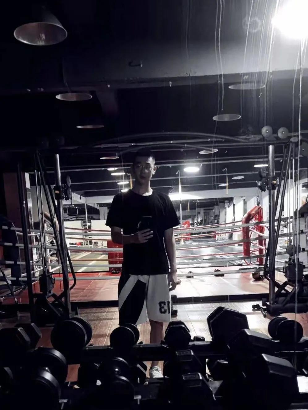 喜欢篮球，健身，会制果酒，研究菜谱，直博中科院的海师小哥哥