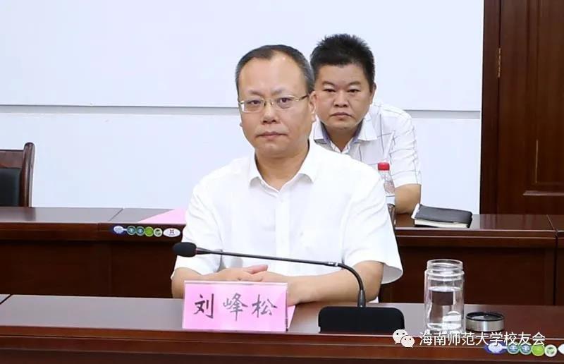  李红梅带队与定安县签订县校战略合作协议