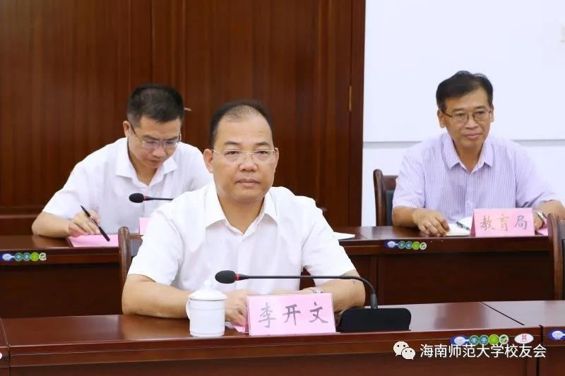  李红梅带队与定安县签订县校战略合作协议