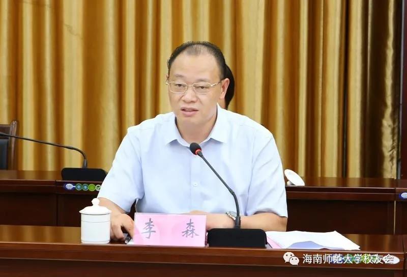  李红梅带队与定安县签订县校战略合作协议