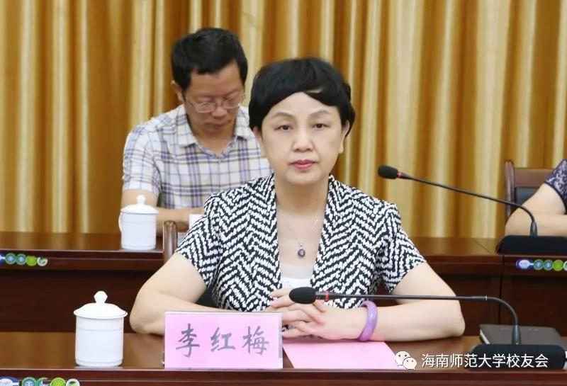  李红梅带队与定安县签订县校战略合作协议