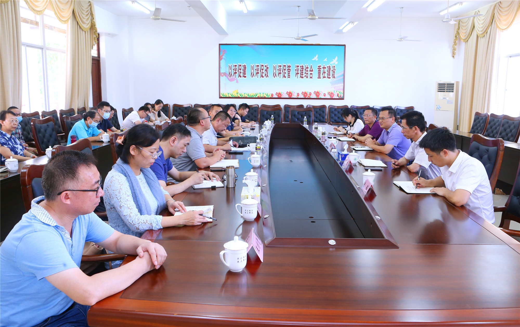 校领导走访调研法学院