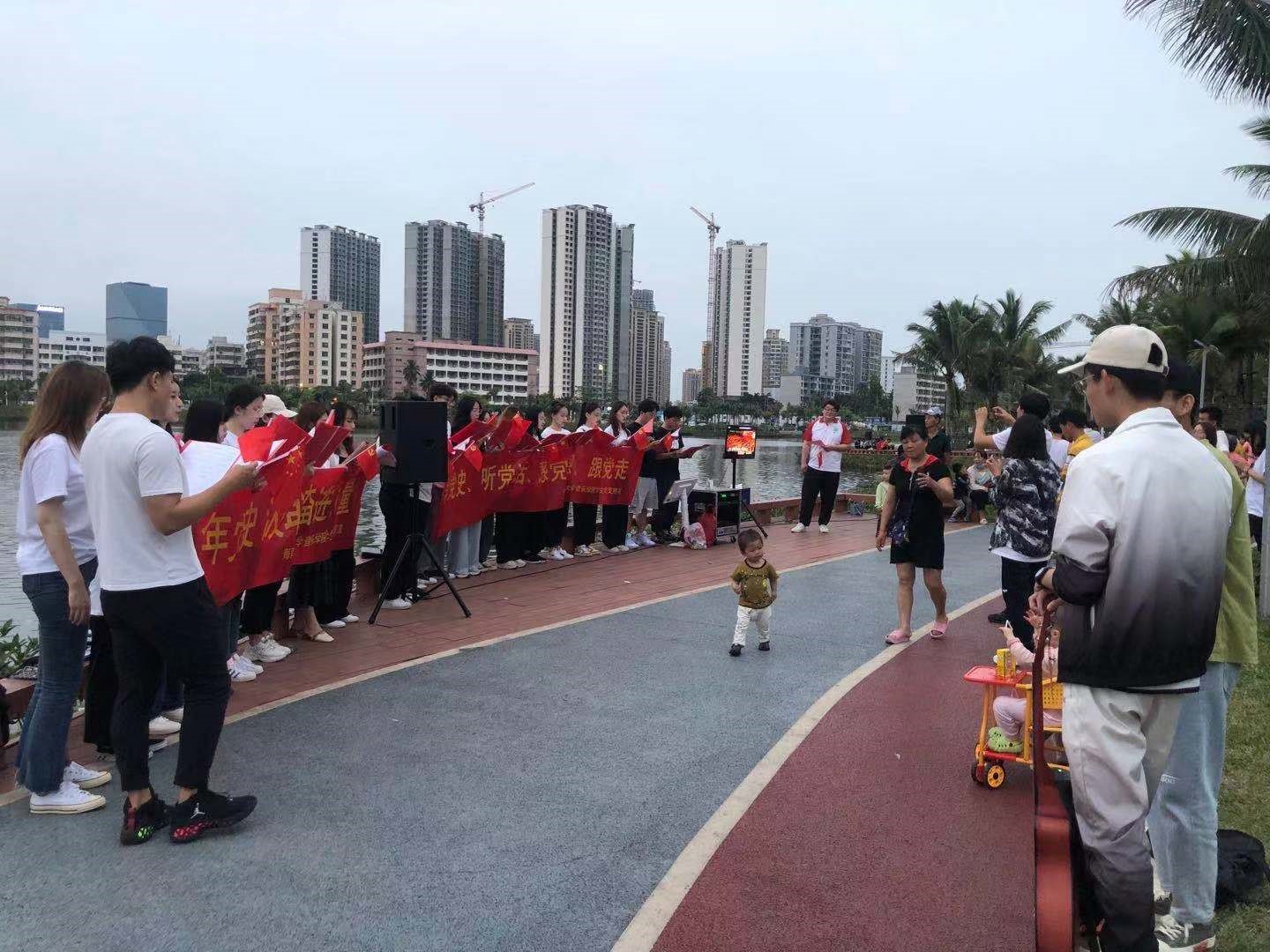 我院学生党员主动融入基层运用专业传唱红歌颂扬百年党史