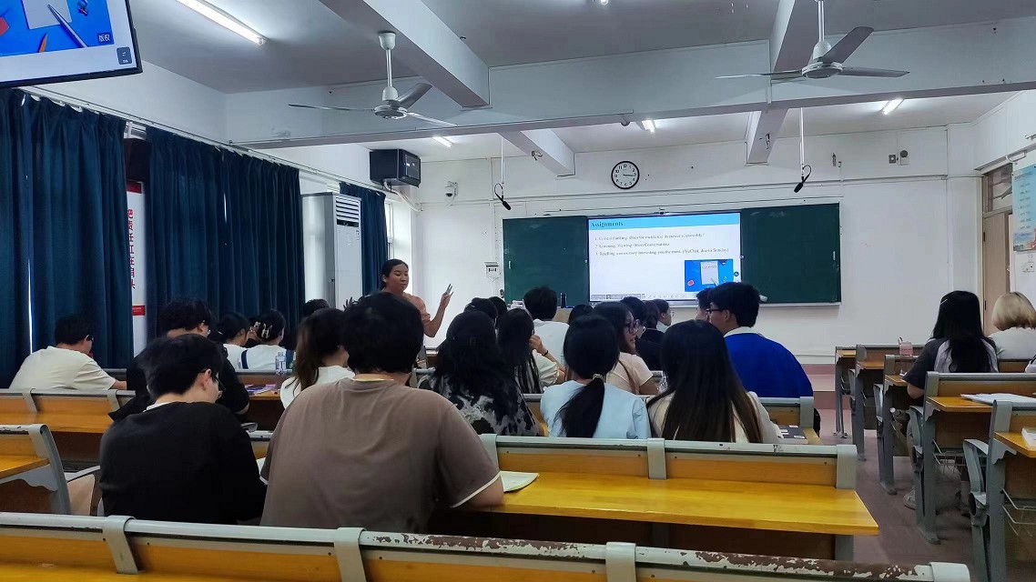 大学外语教学部顺利开展期中随堂听评课活动