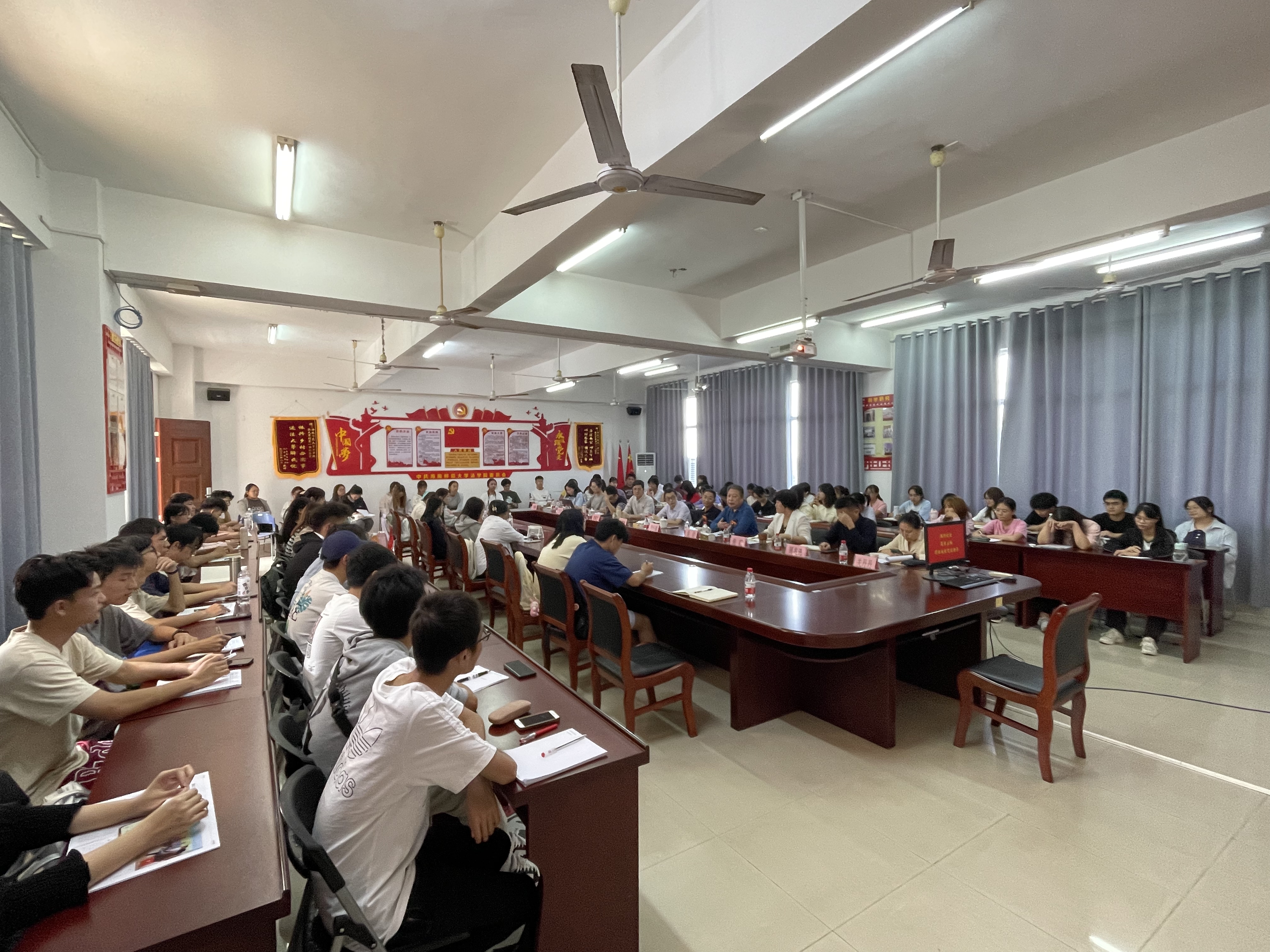 《法学论坛》主编吴岩、山东人民出版社编审李怀德来我院开展学术交流