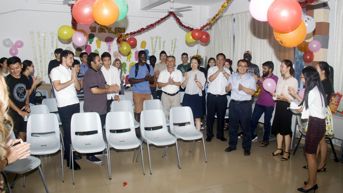 1506501187723056.jpg 我院领导参与国际学生中秋节庆祝活动.jpg