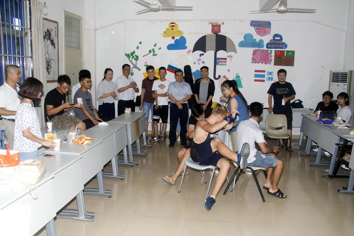 1506501239910722.jpg 抢椅子游戏现场.jpg