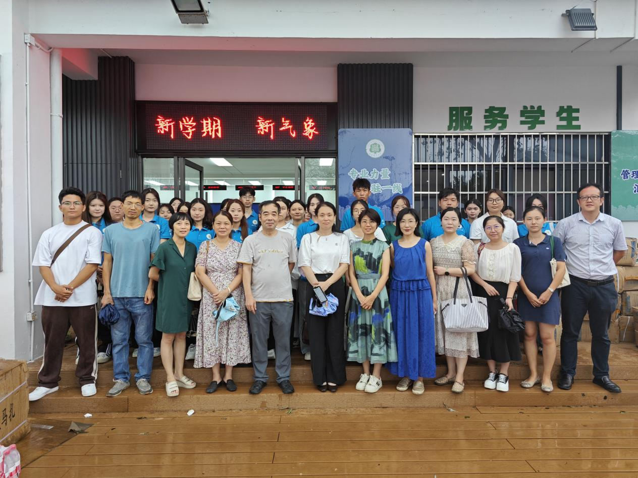 心系新生 温暖访寝