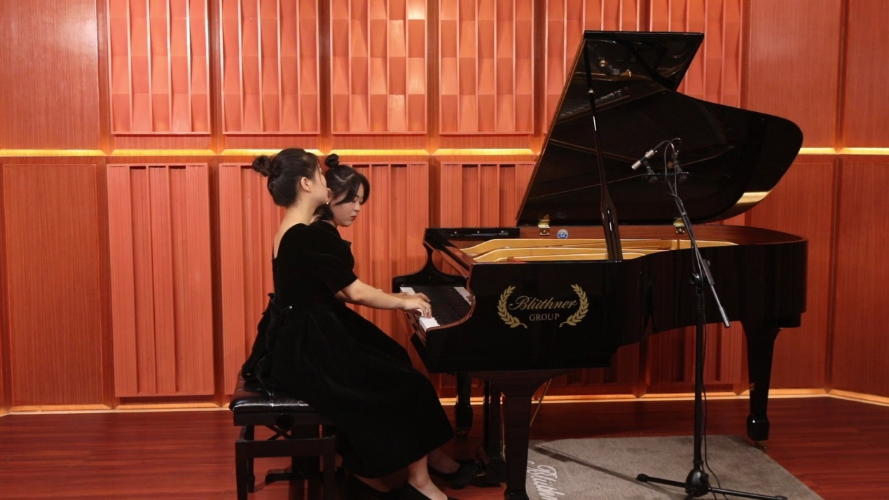 我院本科生董胜男、郭子怡获第十届深圳钢琴公开赛决赛第一名