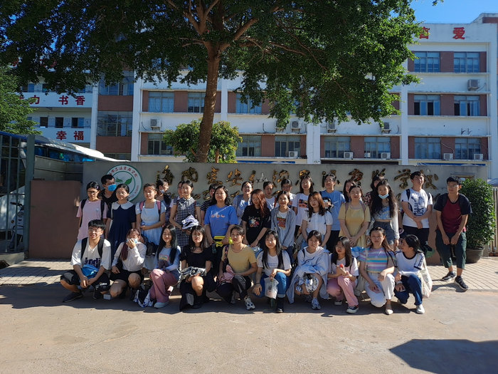 图3   2018级1班学生在定安仙沟思源实验学校门前合影.jpg