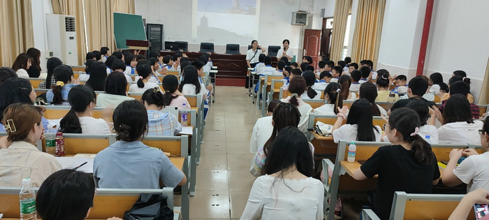 图2  学生和定安仙沟思源实验学校老师座谈.jpg