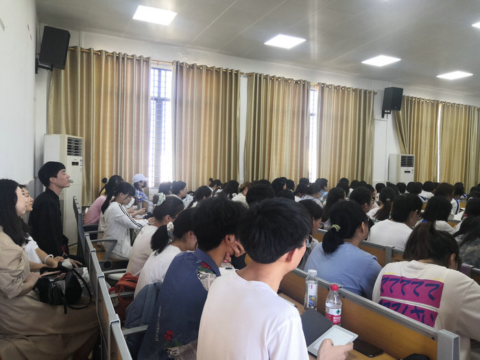 图1  学生在定安仙沟思源实验学校听课.jpg