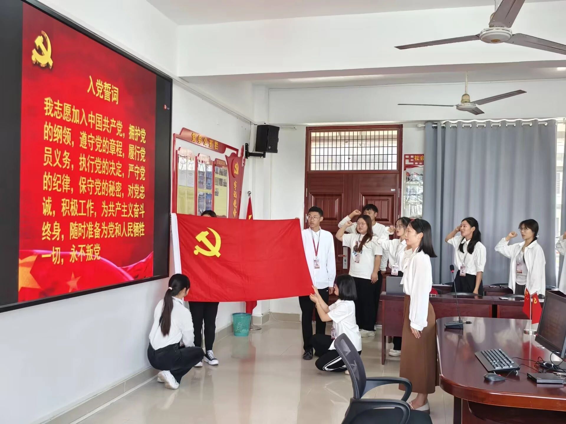 法学院学生党支部召开党员发展大会暨预备党员转正大会