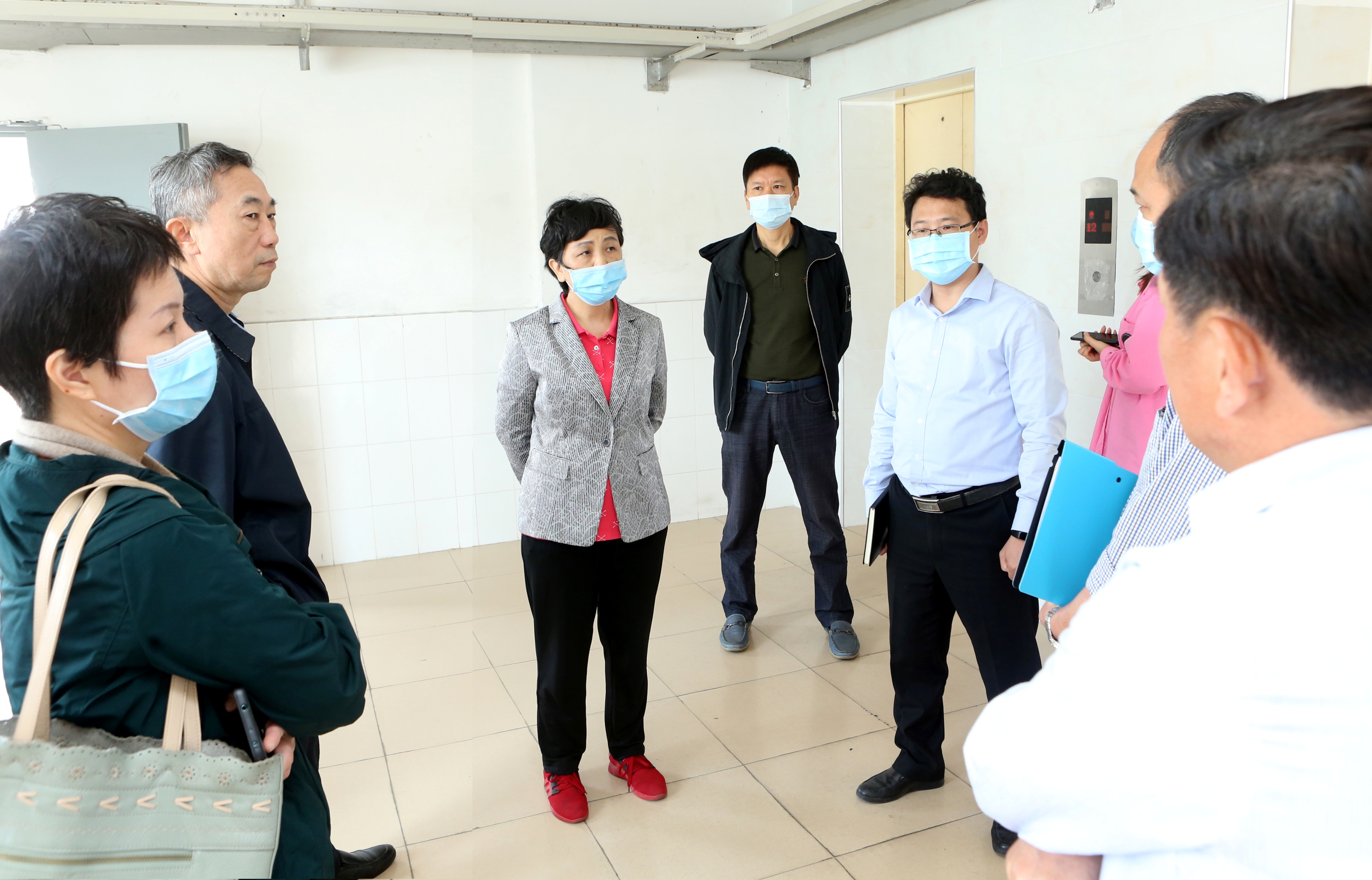 李红梅巡查校园现场办公