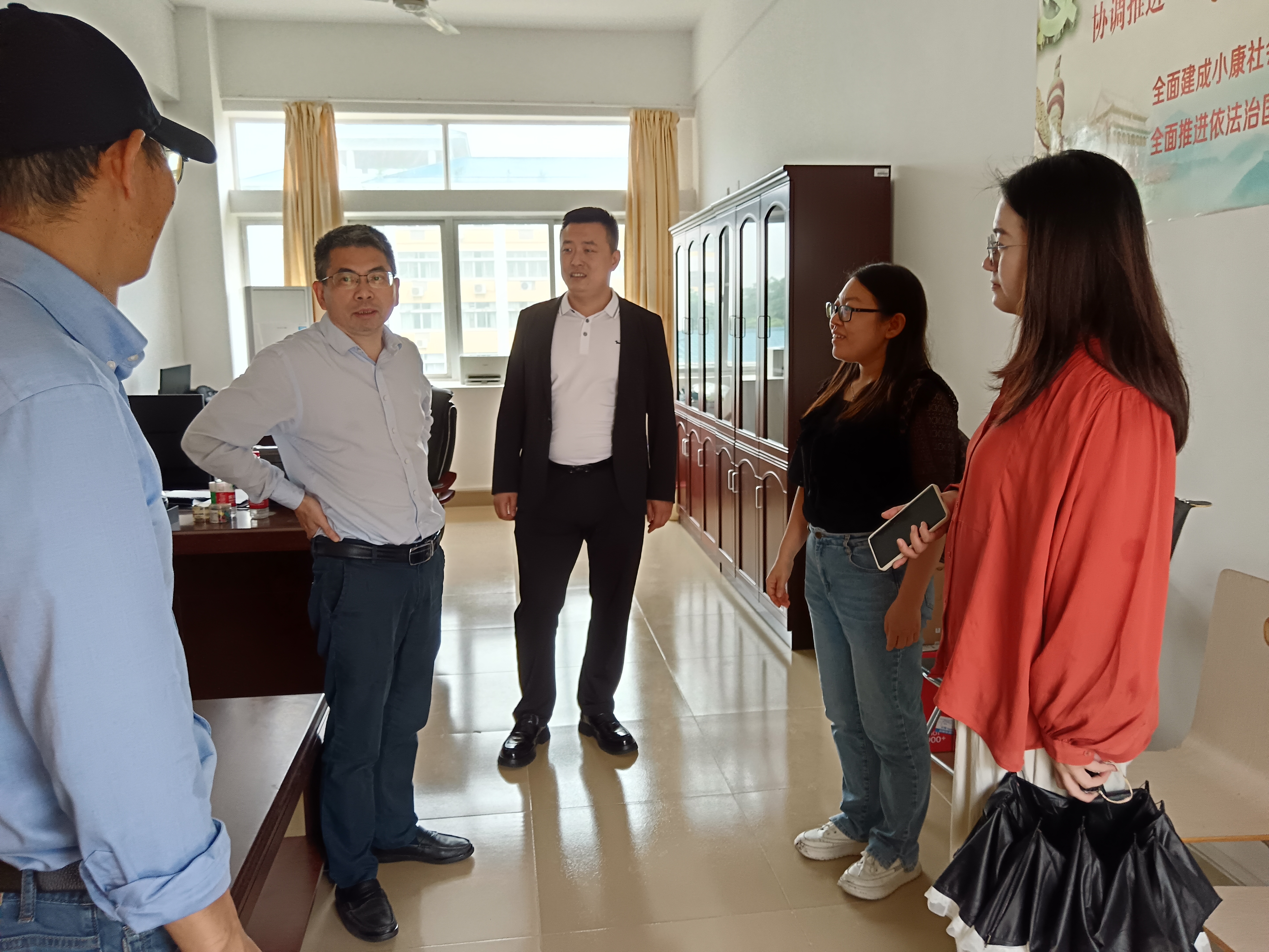 海南热带海洋学院考察组来我院考察融媒体建设