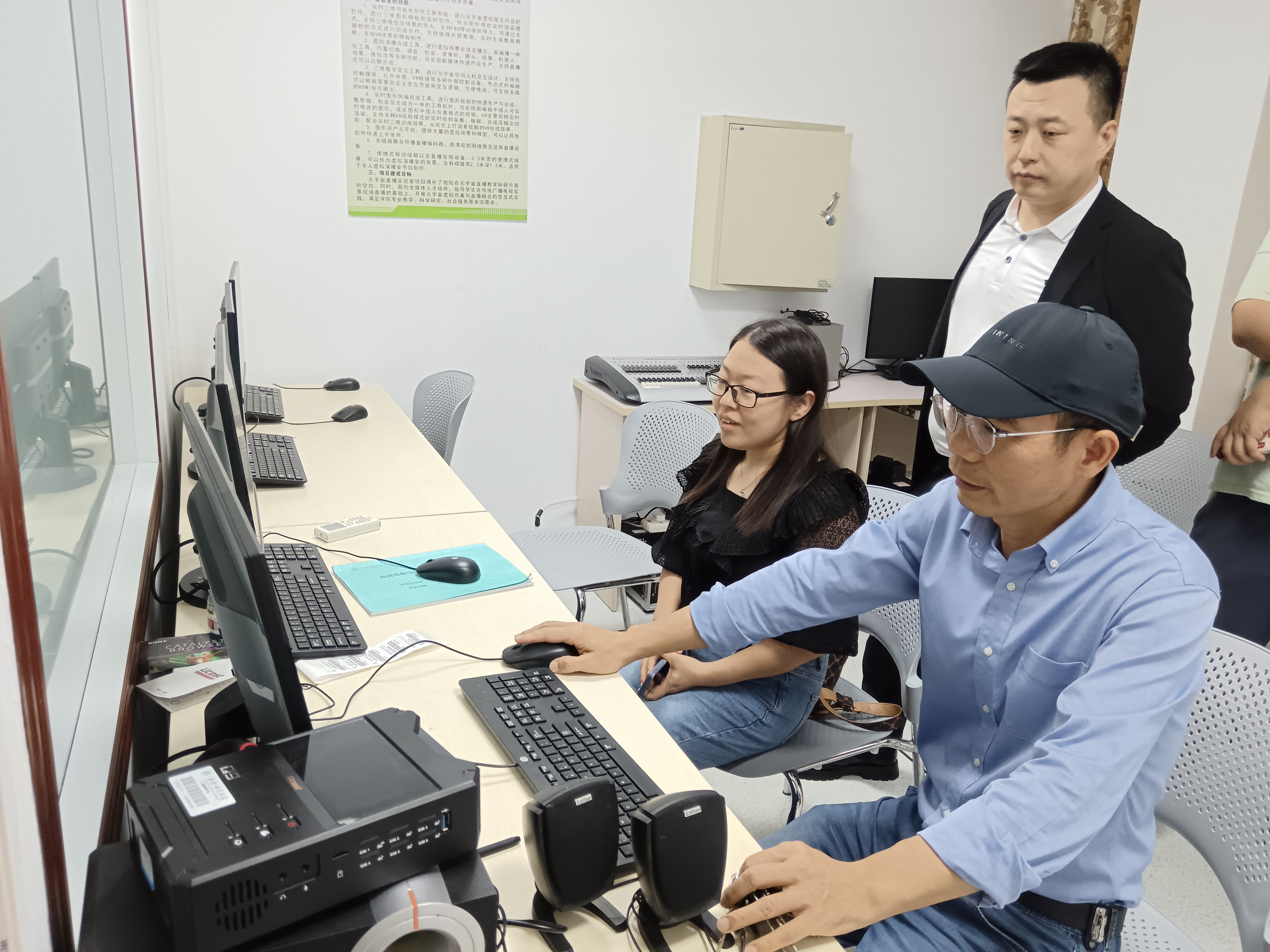 海南热带海洋学院考察组来我院考察融媒体建设