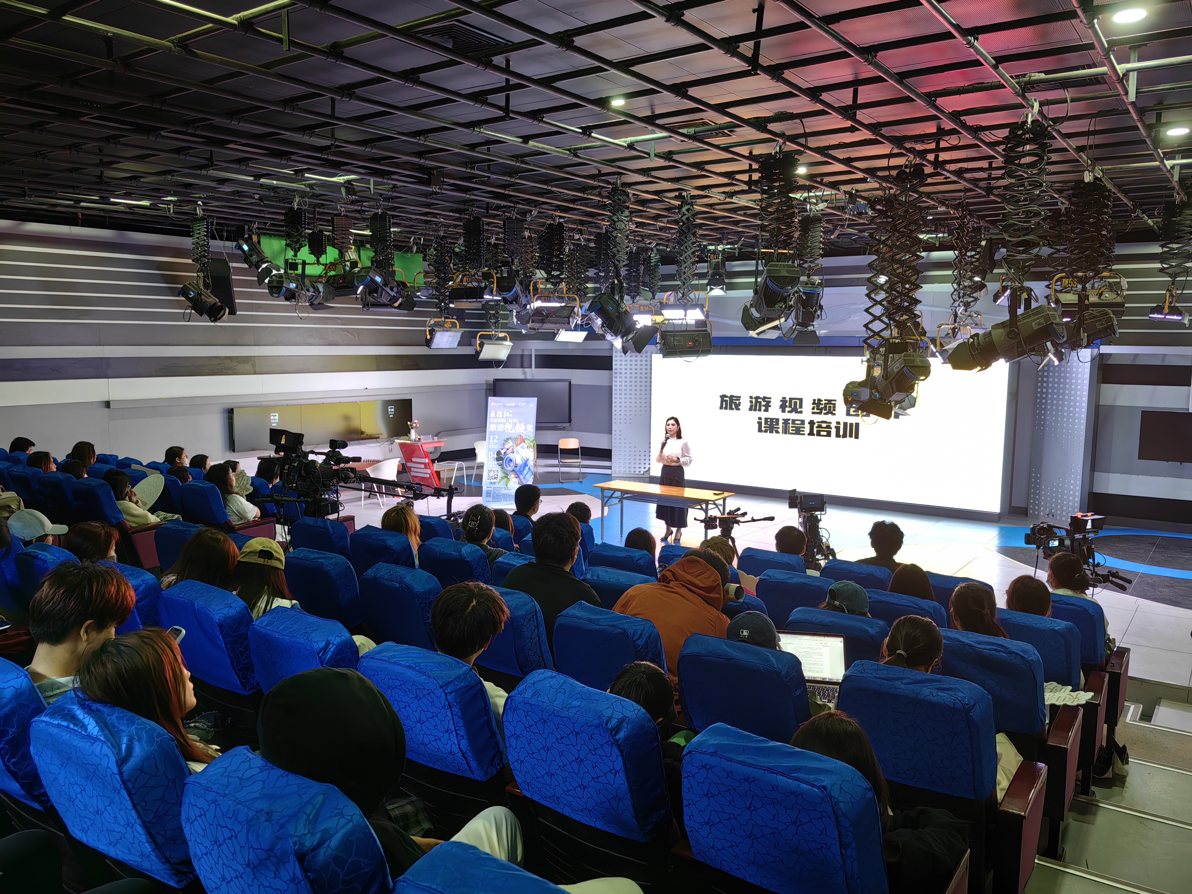 海南热带海洋学院考察组来我院考察融媒体建设