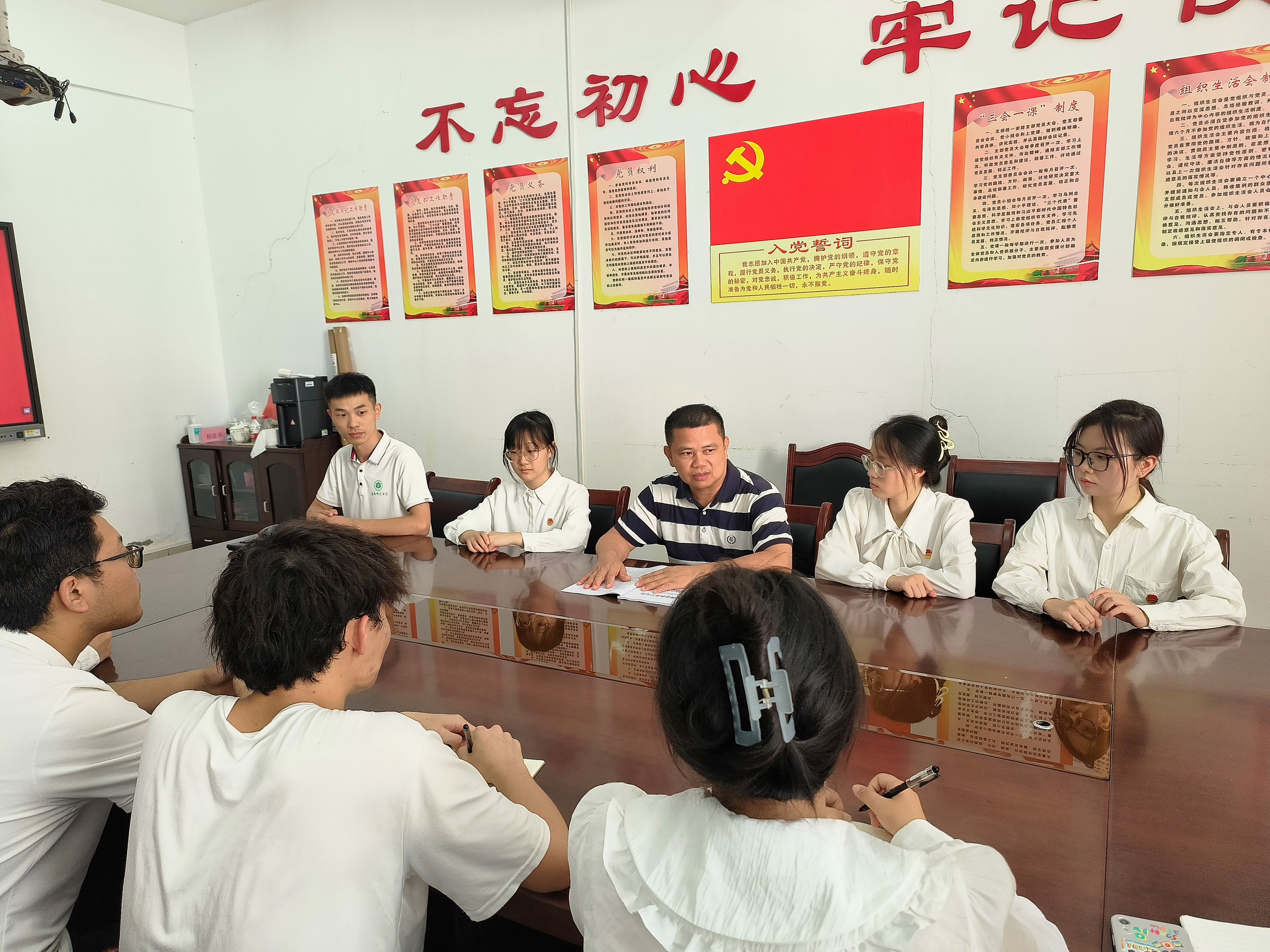 我院开展主题教育毕业生专题党课